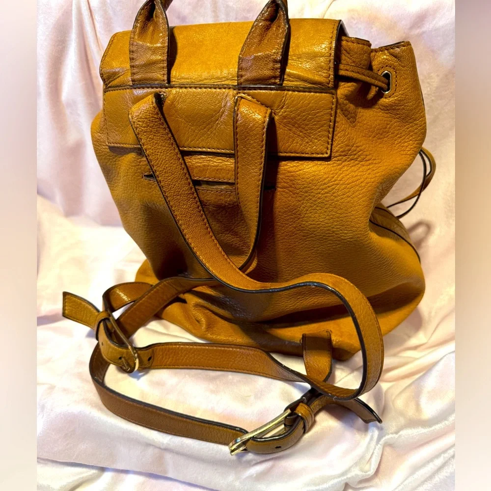 Tory Burch Backpack Brody Pebbled Leather with Zip Pouch in Tan - Picture 2 of 9